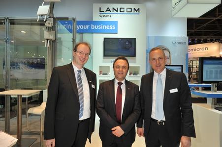 Bundesinnenminister Dr. Friedrich mit den LANCOM Geschäftführern Ralf Koenzen (links) und Stefan Herrlich (rechts)