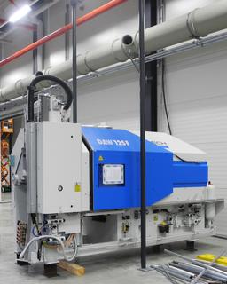 Eine Zinkdruckgussmaschine an ihrem neuen Standort