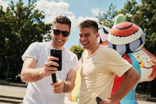 @FIDLOCK - VACUUM mini tripod base - Männer betrachten Selfies kompr..jpg