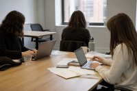 Tech-Startups verzichten wegen KI auf Neueinstellungen: 27 Prozent nannten das im August 2026 dem Digitalverband Bitkom in Berlin