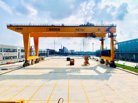 Photo 1_Chemical logistics hub in Zhangjiagang (CN) – Container Yard with gantry crane.jpg