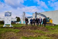 Von links nach rechts: John Ritt (CFO WITTENSTEIN North America), Dr. Manfred Wittenstein, (Ehrenvorsitzender des Aufsichtsrats und Miteigentümer der WITTENSTEIN SE), Dr. Bertram Hoffmann (Vorstandsvorsitzender der WITTENSTEIN SE), Peter Riehle (President & CEO WITTENSTEIN North America / Head of Region AMERICAS), Patrick Rommel (Senior Project Manager B2F, WITTENSTEIN group), Hans Kraus (SCM Manager WITTENSTEIN North America)
