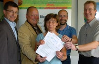 Die Realisierungsphase wurde am 10. Mai in Neumünster mit der Übergabe des Bewilligungsbescheids durch Herrn Schötz von der DBU eingeleitet.v.l.n.r.: Dirk Schötz, Deutsche Bundesstiftung Umwelt, Dr. Ralf Kriegel (Fraunhofer-Institut IKTS Hermsdorf), Dr. Dorith Böhning (TU Dresden),Dr. Michael Müller (Forschungszentrzum Jülich),Jens Glüsing (HAASE) Bild: Ziehm, Holsteinischer Courier Die Realisierungsphase wurde am 10. Mai in Neumünster mit der Übergabe des Bewilligungsbescheids durch Herrn Schötz von der DBU eingeleitet.v.l.n.r.: Dirk Schötz, Deutsche Bundesstiftung Umwelt, Dr. Ralf Kriegel (Fraunhofer-Institut IKTS Hermsdorf), Dr. Dorith Böhning (TU Dresden),Dr. Michael Müller (Forschungszentrzum Jülich),Jens Glüsing (HAASE) Bild: Ziehm, Holsteinischer Courier