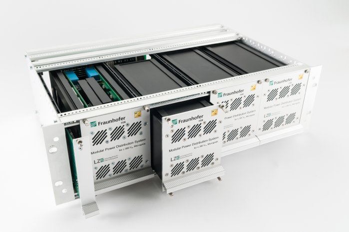 PressFoto_FraunhoferIISB_Modular-Power-Distribution-System-MPDS_30cm-300dpi.jpg