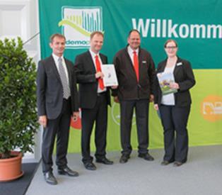 Die Neuheiten-Silbermedaille für den Citymaster 1600 auf der demopark 2015: Dr. Michael Fischer (2.v.l.) und Dr. Olaf Heinemann (2.v.r.) nehmen die Auszeichnung entgegen