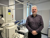 Im Geschäftsfeld »Werkstoffe und Bauelemente der Elektronik« analysieren wir vor allem prozessbedingte Defektausprägungen und anwendungsspezifische Versagensmechanismen in elektronischen Bauelementen und Systemen. Unser Ziel ist es, die Ursachen für Ausfälle zu verstehen und der Industrie gezieltes Feedback zur Verbesserung ihrer Herstellungstechnologien und für Bauteil-Designs zu geben, um eine hohe funktionelle Zuverlässigkeit sicherzustellen.