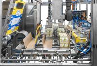 Quelle SFS Schäfer & Flottmann GmbH & Co. KG: Der Packer SFS 414 ist geeignet zum Verpacken von Produkten in Trays und/oder Wrap-around-Kartons, inklusive zu- und abschaltbarer Beleimung und Faltbewegungen