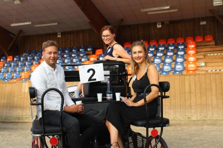In den bereitgestellten Pferdekutschen gab es Raum für Gespräche: Felix Siebert, Leiter Vertrieb und Marketing von Siebert Hydraulik & Pneumatik aus Stendal (l.), Lisa Franke, Wirtschaftsförderin der Einheitsgemeinde Stadt Bismarck und Beatrice Straubel, Geschäftsführerin Hotel Schwarzer Adler Stendal (r.) hatten fünf Minuten Zeit, um sich und ihr Unternehmen / Institution gegenseitig vorzustellen