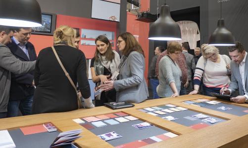 Margit Vollmert (Bildmitte), Leiterin Caparol FarbDesignStudio, stellt die neuen Caparol Trendfarben 2019 vor / Foto: Caparol Farben Lacke Bautenschut