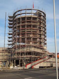 Ein optischer Hingucker mit dem Anspruch ein Wahrzei-chen zu werden. Der Turm der Erweiterung des Meilen-werks Stuttgart. (Foto: ACTIV-Immobilien GmbH & Co. KG, Schemmerhofen)