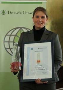 Stefanie Lenz, Innovation Project Manager bei O-I Europe, hat den "Mehrweg Innovationspreis 2010" in Berlin entgegengenommen