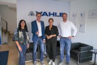 NRW-Wirtschaftsministerin Mona Neubaur gemeinsam mit Achim Dries, CEO und Managing Director der VAHLE Group, Henning Stelte, COO der VAHLE Group, und Elke Kappen, Bürgermeisterin der Stadt Kamen, beim Austausch über die Zukunft des Industriestandorts Nordrhein-Westfalen.