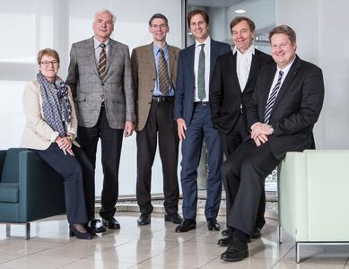 Arbeiten im Sustainability Advisory Board der DAW intensiv an Fragen nachhaltigen Wirtschaftens. Im Bild (von rechts): Tom Nietiedt (Geschäftsführer der Nietiedt-Firmengruppe, Wilhelmshaven), Professor Manfred Hegger (TU Darmstadt), DAW-Geschäftsleitungsvorsitzender Dr. Ralf Murjahn, Professor Dr. Marcus Wagner (Julius-Maximilians-Universität Würzburg), DAW-Geschäftsführer Dr. Helmut Plum und Bettina Klump-Bickert (DAW-Nachhaltigkeits-Managerin)