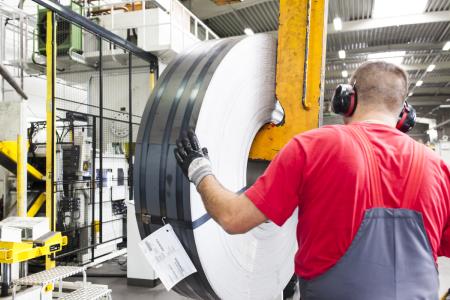 Vormaterial von thyssenkrupp: 6.000 Tonnen Stahl pro Jahr verarbeitet die Firma Jäkel, einer der führenden Hersteller für Qualitäts-Maschinenmesser, und fertigt daraus rund 2,8 Millionen Teile.