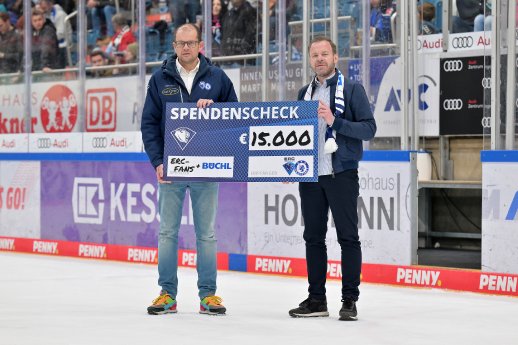 Spendenübergabe ERC-Fans u BÜCHL_Becherspende ERCI Jugend_©Johannes Traub JT-Presse.de.jpg