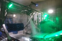 Waschanlagenkonstruktion der MTE GmbH: Den Antrieb für den Schwenkarm mit Bürstenrolle übernimmt ein Pneumatikzylinder, die Industriestoßdämpfer werden jeweils unten angefahren