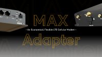 Der Peplink MAX-Adapter ist ein kompakter, tragbarer LTE-Modem-Adapter, ideal für mobile Internetverbindungen. Er verfügt über ein schlichtes, rechteckiges Design mit abgerundeten Ecken. Auf der Vorderseite befinden sich mehrere LED-Anzeigen. Der Adapter wird über einen USB-Anschluss mit Strom versorgt und ist kompatibel mit Powerbanks und Zigarettenanzündern, was ihn besonders flexibel und vielseitig einsetzbar macht.