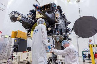 SmallGEO-Satellit H36W-1: Das 'Antenna Alignment' gehörte zum Programm der umfangreichen Testkampagne im Testhaus IABG / (c) OHB System AG