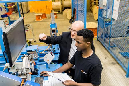 Lapp will in den nächsten drei Jahren neun anerkannten Flüchtlingen die Ausbildung zum Maschinen- und Anlagenführer zu ermöglichen / Tedros Gebru, Flüchtling aus Eritrea, hat bereits im September 2015 eine Ausbildung begonnen