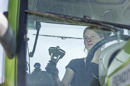 Auch im Krisenjahr 2020 zeigt sich, dass Landwirte dem Maschinenring vertrauen. Aktuell suchen die Maschinenringe mit der Kampagne #läuftmitmir Betriebshelfer.