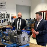 Federal Minister Hubertus Heil learns about the plastic pipe welding process (Photo: Detlef Hellwig, SKZ)