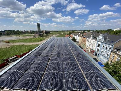 Die Photovoltaikanlage mit 60 Kilowatt Leistung fand auf dem Neubau Platz. (Fotos: Congy Concepts for energy)