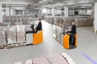 Der Niederhubwagen EXH-S 20-25 mit Standplattform ist der zuverlässige Helfer bei herausfordernden Einsätzen und langen Transportwegen