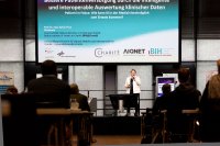Keynote-Speakerin Prof. Sylvia Thun von der Charité Berlin erklärte in ihrem Vortrag, wie eine bessere Patientenversorgung durch die intelligente und interoperable Auswertung klinischer Daten funktionieren kann. Keynote-Speakerin Prof. Sylvia Thun von der Charité Berlin erklärte in ihrem Vortrag, wie eine bessere Patientenversorgung durch die intelligente und interoperable Auswertung klinischer Daten funktionieren kann.