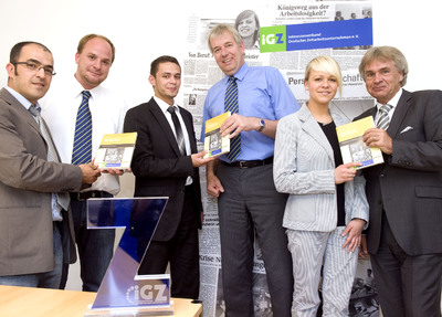 Sven Kramer (2.v.l.), Holger Piening (4.v.l.) und RA Werner Stolz (r.) gratulierten Ugras Yilmaz (l.), Bastian Hamp (3.v.l.) und Anna Awender