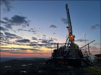 Abbildung 1: Aufstellung des Diamantbohrgeräts bei Sonnenaufgang bei W26-001 beim REE-Projekt Wolverine in Labrador. Das Raupenbohrgerät Gladiators Duralite 1400 wurde für das Projekt Wolverine entwickelt und ist so konstruiert, dass es die Lücke zwischen leistungsstarken tiefen Diamantbohrungen und hocheffizienter Mobilität am Einsatzort schließt. Dieses vielseitige Bohrgerät wurde für raue, abgelegene Explorationsbedingungen entwickelt und kombiniert eine leistungsstarke Tiefbohrleistung mit selbstfahrenden Gummiraupenketten, sodass es sich aus eigener Kraft direkt von Bohrloch zu Bohrloch bewegen kann, ohne auf die Unterstützung von Fluggeräten angewiesen zu sein