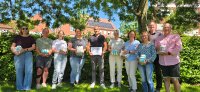 Verantwortliche der Ochtruper Kindergärten, der Diakonie WesT und André Busert, Kommunikationsmanager bei Albaad (Mitte), freuen sich über den Start der Initiative und die symbolische Übergabe der Pflegetücher.