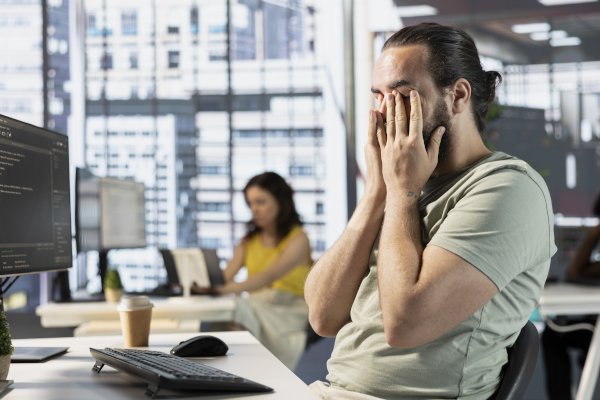 Mann müde am PC.jpg