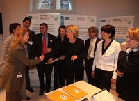 Ministerpräsident Peter Müller (4. von links), Liz Mohn (Mitte) mit Vertretern der Pilotregion Heilbronn-Franken