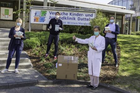 v. l.: Dr. Laura Stüwe-Kunz, Oberärztin für Neonatologie und Intensivmedizin an der Vestischen Kinder- und Jugendklinik, Philipp Weber, Unternehmenssprecher bei der Paul Vahle GmbH & Co. KG, Prof. Dr. Claudia Roll, Chefärztin für Neonatologie und Intensivmedizin an der Vestischen Kinder- und Jugendklinik, Oliver Kunz, Leiter der Abteilung Automation bei der Paul Vahle GmbH & Co. KG bei der Übergabe der Masken / Foto: VKJD