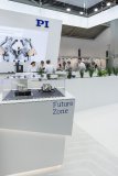 In der Future Zone des Messtandes wurden mit dem Hebel-Hexapod und der MagLev Plattform zukunftsweisende Technologien präsentiert. Foto: PI In der Future Zone des Messtandes wurden mit dem Hebel-Hexapod und der MagLev Plattform zukunftsweisende Technologien präsentiert. Foto: PI
