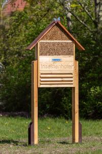 Insektenhotel am Unternehmenssitz der WEMAG am Obotritenring 40 in Schwerin / Foto: WEMAG/Rudolph-Kramer