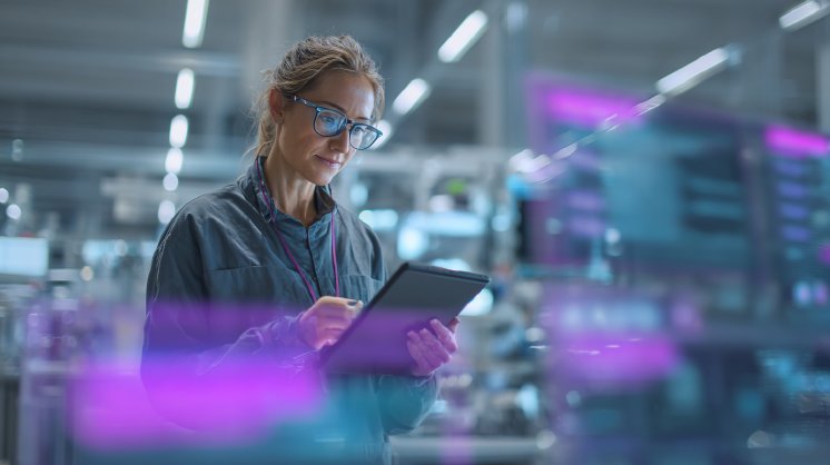 isaxmarketing_Photorealistic_factory_worker_with_tablet_at_wo_0f81e6df-65be-4e13-bafb-db9d74116.webp