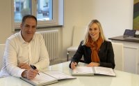 (from left): Thore Lapp, TÜV SÜD Business Unit Manager Green Energy & Sustainability and Sabrina Goebel, Managing Director of RecycleMe GmbH, signing the strategic alliance agreement.