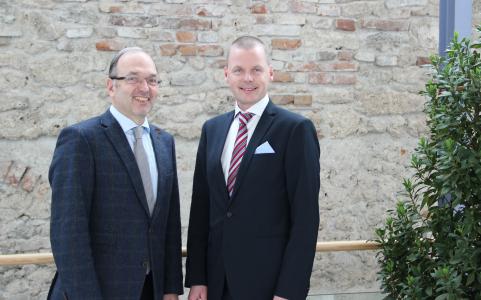 W&H President and CEO , Dipl.-Ing. Peter Malata and Osstell CEO Jonas Ehinger are joining forces with the aim of further strengthening the expertise of W&H in the field of oral surgery and implantology in the future, Photo: © W&H