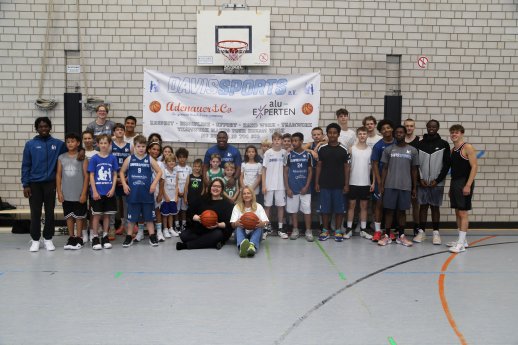 Pressemitteilung_Basketballverein Davis Sport erhält großzügige Spende von Familie Reifenhäuser.jpg