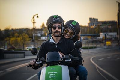 Gemeinsam durch die Frankfurter Innenstadt – mit Frank-e, dem Elektroroller zum Leihen