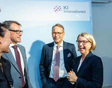 Praktische Anwendung von Künstlicher Intelligenz im Gesundheitswesen: HWI Rülzheim ist einer der Gewinner des KI-Innovationswettbewerbs. Preisverleihung war in Berlin (von rechts): Dr. Stefan Wissel, Geschäftsführer HWI pharma services GmbH, Dr. Ulrich Nussbaum, Staatssekretär im Bundesministerium für Wirtschaft und Energie – BMWi und Renate Radon, Geschäftsführerin EPICUR GmbH, Executive Advisory Landau.
Foto: BMWi/Bildkraftwerk Kurc (honorarfrei)