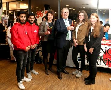 Mazlum und Murat Kilinc (v.l.), Rita Maria Rzyski, Dezernentin für Bildung, Jugend und Familie der Landeshauptstadt Hannover, Regionspräsident Hauke Jagau, Pia Hernandez und Klara Riese bei der Juleica-Party