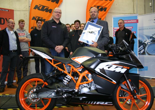 PM 30_16 Bild Übergabe KTM Motorrad.jpg