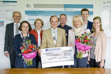 v.l.n.r. Prof. Dr. Alois Fürst, Bürgermeisterin Gertrud Maltz-Schwarzfischer, Annemarie und Manfred Gehmeyr, Referent Dieter Daminger, Prof. Dr. Monika Klinkhammer-Schalke, Dr. Vinzenz Völkel, Dr. Teresa Draeger, Copyright: BioPark Regensburg GmbH – fotoart Elisabeth Wiesner