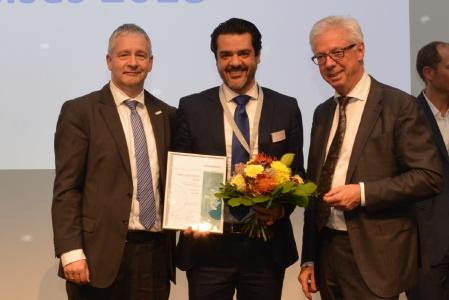 Geschäftsführer Amir Parasta nimmt den Telemedizinpreis 2018 entgegen