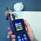 Das neue AFRISO Druckmessgerät HMG 10 wird im Rahmen des hydraulischen Abgleichs zur einfachen und schnellen Einregulierung des Durchflusses an Ventilen in Heizungs- und Kälteanlagen eingesetzt. (Foto: AFRISO) 