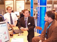 Messeauftritte wie auf der Systems 2006 verhalfen zu zahlreichen Kontakten und neuen Kundenprojekten: Firmenchef Markus Simmeth (Bildmitte). 