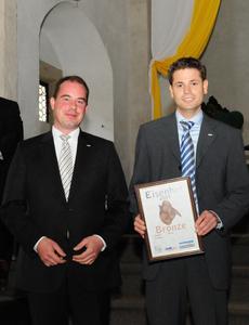 Ihre Anstrengungen wurden belohnt: Hendrik Kühn, Key Account Manager Makler-Service (links) und Carsten Gauch, Projektleiter Maklerportal (rechts) des BGV