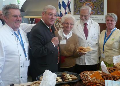 Im Bild v.l. der Coburger Meister und Bäckermeister Joachim Grosch aus Weitramsdorf, der Bayerische Landwirtschaftsminister Josef Miller, Adelheid und Manfred Lang, Bäckerei Lang aus Bayreuth und Helga Grosch aus Weitramsdorf